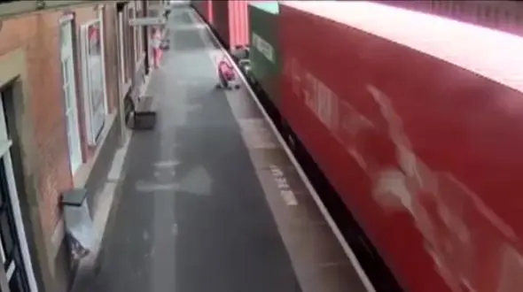 لحظه له شدن کالسکه کودک توسط قطار باربری + فیلم