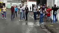 آتش گرفتن مامور پلیس  در اثر پرتاب کوکتل مولوتف + فیلم