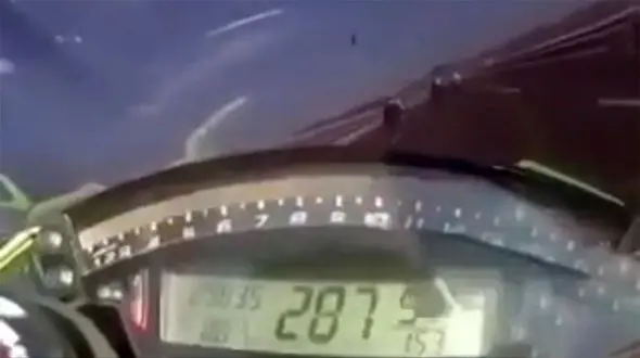 فیلم لحظه تصادف وحشتناک یک موتورسوار با سرعت ۳۰۰ کیلومتر بر ساعت