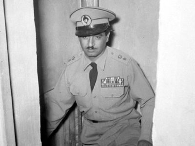 عکس/ سفر در زمان؛ «بختیار، اولین رئیس ساواک در حال آموزش تیراندازی به فرزندش»؛ دهه 30