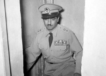 عکس/ سفر در زمان؛ «بختیار، اولین رئیس ساواک در حال آموزش تیراندازی به فرزندش»؛ دهه 30