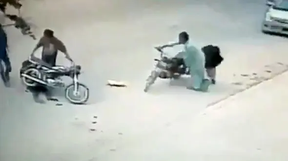 زمین خوردن موتورسوار به دلیل نادانی ترک نشین + فیلم