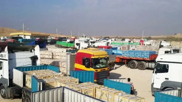 سه ماه معطلی و بلاتکلیفی کامیون‌ های ایرانی در مرز پاکستان / رانندگان: «نه ایران گردن می‌ گیرد نه پاکستان!»