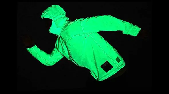 با این ژاکت دیگر نگران گم شدن در تاریکی نباشید 