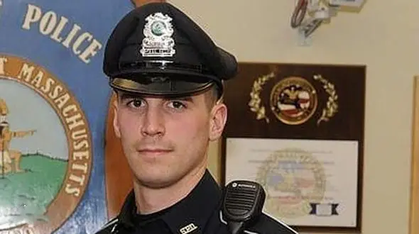 پلیس مهربان را بشناسید / او به 2 زن سارق محبت کرد + عکس

