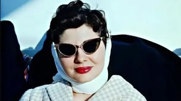 عکس/ سفر به ایام قدیم/  «ثریا اسفندیاری» در جشن تولد 69 سالگی اش؛ سال 80 