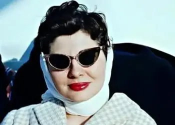 عکس/ سفر به ایام قدیم/  «ثریا اسفندیاری» در جشن تولد 69 سالگی اش؛ سال 80 