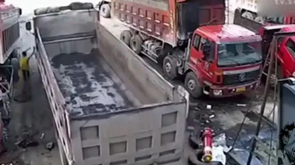 له شدن مرگبار یک مرد بین 2 کامیون ! + فیلم