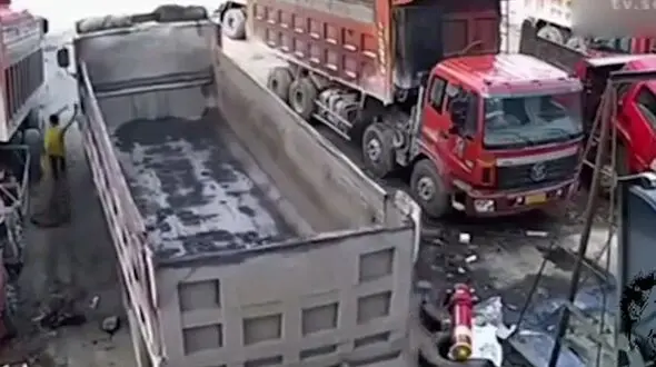 له شدن مرگبار یک مرد بین 2 کامیون ! + فیلم