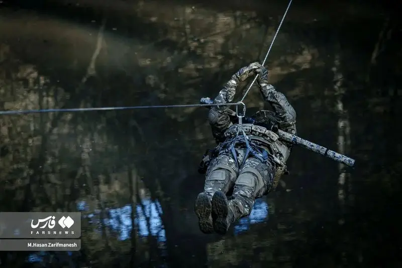 تمرین و آموزش های تخصصی رزم در جنگل توسط بسیجیان یگان ویژه فاتحین تهران بزرگ در جنگل‌های شمال کشور