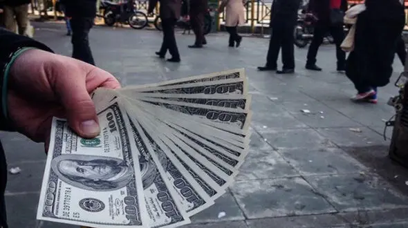 دستگیری 10 دلار فروش در قم / آنها 400 دلار داشتند!
