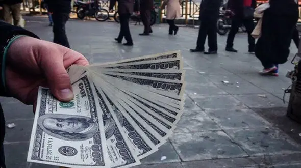 دستگیری 10 دلار فروش در قم / آنها 400 دلار داشتند!