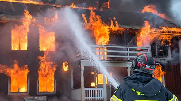 کرسی برقی 2 خانه مسکونی را خاکستر کرد / سنندج