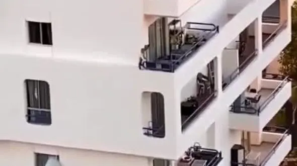 ببینید / بازی خطرناک کودک در طبقه چهارم ساختمان + فیلم 