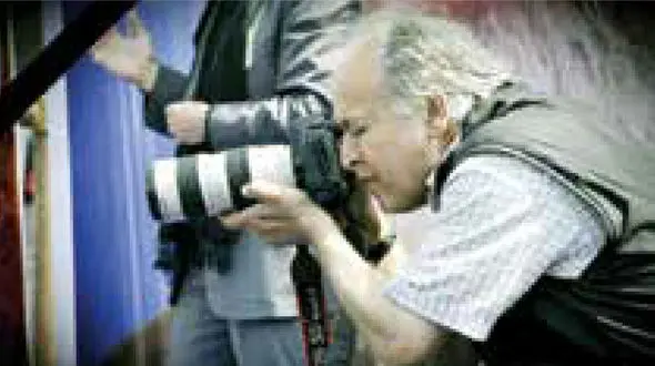 مرگ نابهنگام عکاس ورزشی در زمین بازی / شکایت خانواده عکاس از اورژانس+عکس