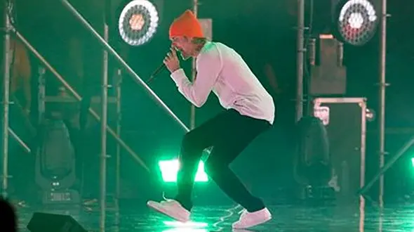 اولین اجرا خواننده معروف پس از ابتلا به فلج صورت + عکس