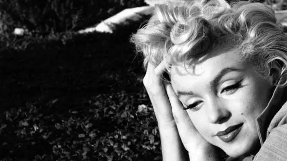 عکس؛ سفر در تاریخ؛ «مرلین مونرو در کنار همسر دوم اش جو دی‌ماجیو»؛ سال 1332