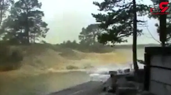 لحظه هولناک برخورد صاعقه با رودخانه+فیلم 