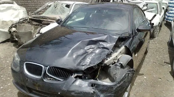 ببینید / برخورد تکان دهنده BMW آخرین مدل با تیر برق هنگام انجام حرکت نمایشی 