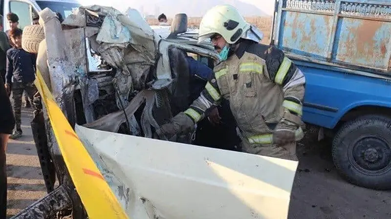 پرت شدن 11 تن از 2 خودرو در پی تصادف 