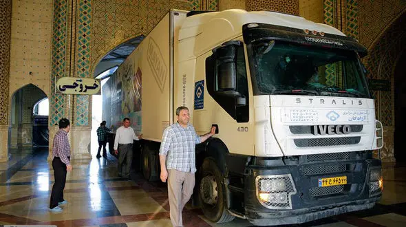 ورود اولین کاروان گل آرایی دهه کرامت به حرم مطهر رضوی