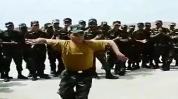 فیلم آواز شاد / سرباز با رقص آذری حرفه ای پادگان و زیر و رو کرد ! /  چه غلغله ای شده دورش صدا دستارو !