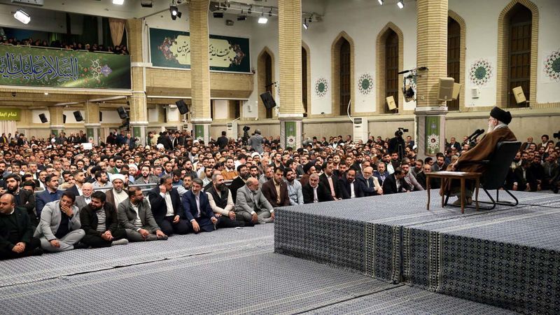 رهبر انقلاب در هزاران نفر از مداحان و شاعران اهل‌بیت(ع)