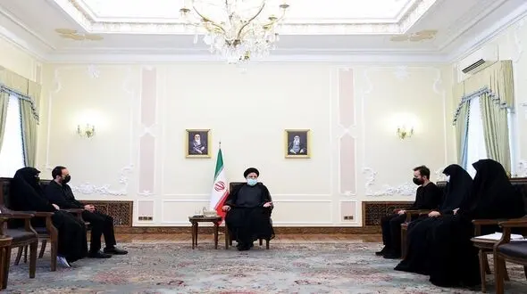 رئیسی: دشمنان می خواهند با ابزارهای رسانه ای جای جلاد و شهید را عوض کنند +عکس دیدار با خانواده شهید سلیمانی