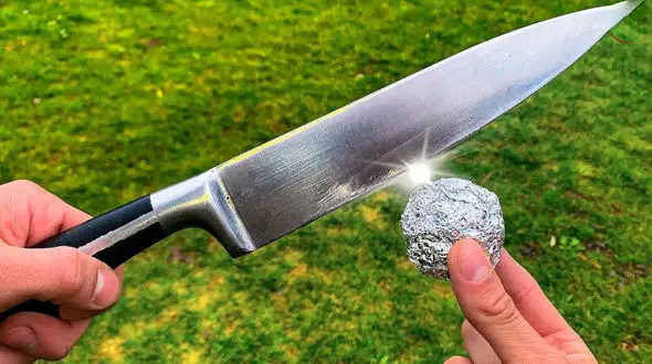 فیلم/  5 روش ساده برای تیز کردن چاقو؛ با این فویل آلومینیومی چاقو را تیز کنید!