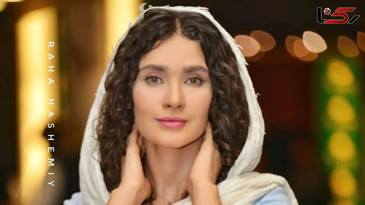 نگاهی به چیدمان شیک و مدرن منزل ساناز سعیدی، صدیقه «بچه مهندس» / گوشه دنج خانه با کتابخانه بزرگ و گل های چشم نواز