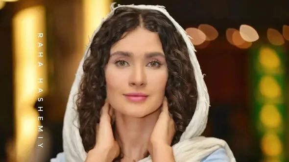 نگاهی به چیدمان شیک و مدرن منزل ساناز سعیدی، صدیقه «بچه مهندس» / گوشه دنج خانه با کتابخانه بزرگ و گل های چشم نواز