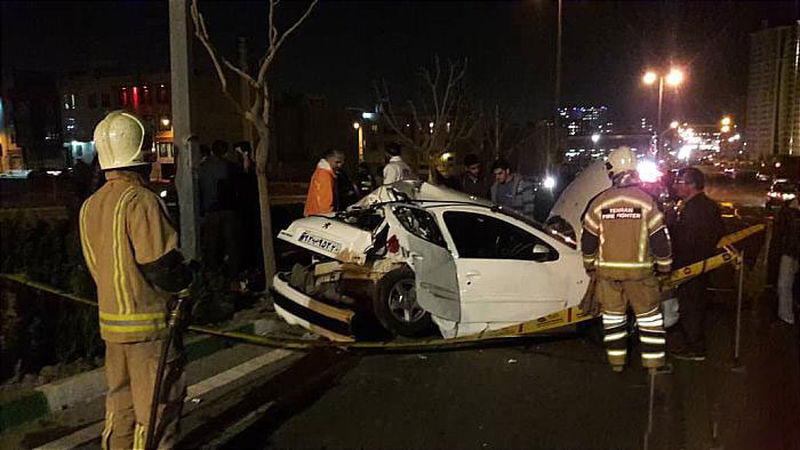 برخورد پژو با تیر چراغ برق در بزرگراه همت 