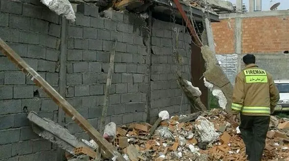 ریزش ساختمانی ناایمن در ساری/ 2 نفر از مرگ حتمی نجات یافتند + عکس 