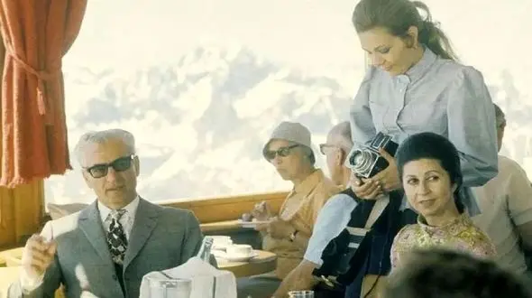 عکس سفر به ایام قدیم  /  فرح دیبا و شاه پهلوی با لباس سرخ پوستی سوار بر درشکه وسط تهران