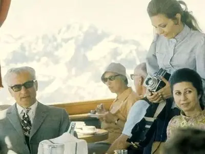 عکس سفر به ایام قدیم  /  فرح دیبا و شاه پهلوی با لباس سرخ پوستی سوار بر درشکه وسط تهران