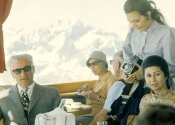 عکس سفر به ایام قدیم  /  فرح دیبا و شاه پهلوی با لباس سرخ پوستی سوار بر درشکه وسط تهران