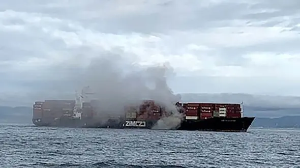  آتش‌سوزی در یک کشتی باری در سواحل کانادا + فیلم و عکس