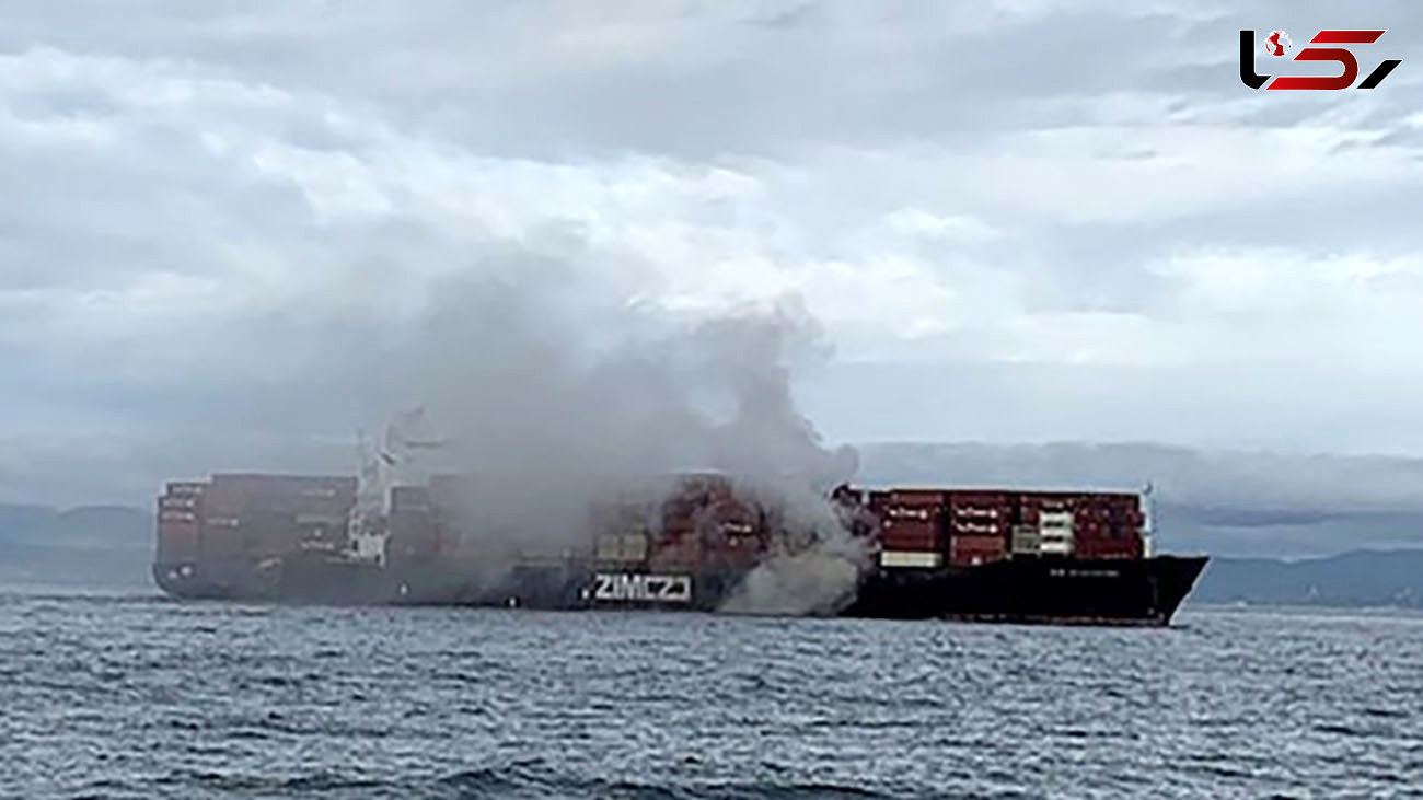 آتش‌سوزی در یک کشتی باری در سواحل کانادا + فیلم و عکس