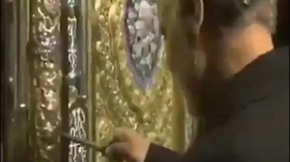 لحظه باز کردن در حرم مطهر حضرت زینب کبری (س) به دست شهید سردار سلیمانی + فیلم 