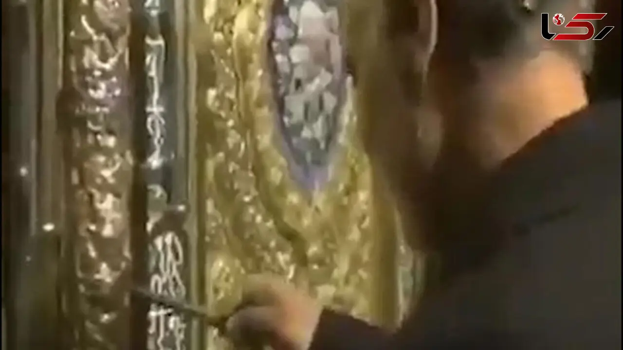 لحظه باز کردن در حرم مطهر حضرت زینب کبری (س) به دست شهید سردار سلیمانی + فیلم 