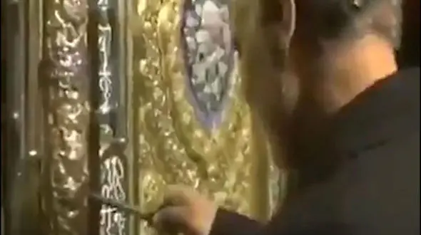 لحظه باز کردن در حرم مطهر حضرت زینب کبری (س) به دست شهید سردار سلیمانی + فیلم 