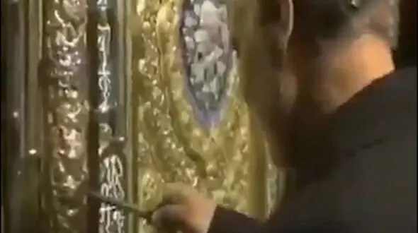 لحظه باز کردن در حرم مطهر حضرت زینب کبری (س) به دست شهید سردار سلیمانی + فیلم 