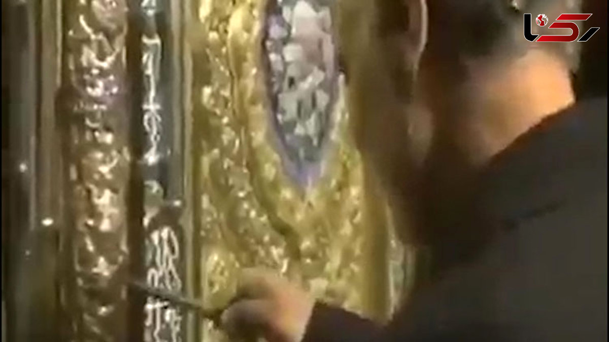 لحظه باز کردن در حرم مطهر حضرت زینب کبری (س) به دست شهید سردار سلیمانی + فیلم 