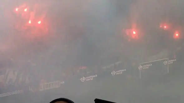 تماشاچیانی که از اشتیاق زیاد، ورزشگاه را به آتش کشیدند! + فیلم