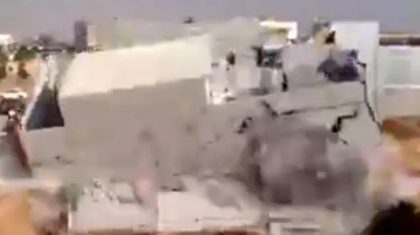 لحظه فرو ریختن ناگهانی یک ساختمان مسکونی+ فیلم