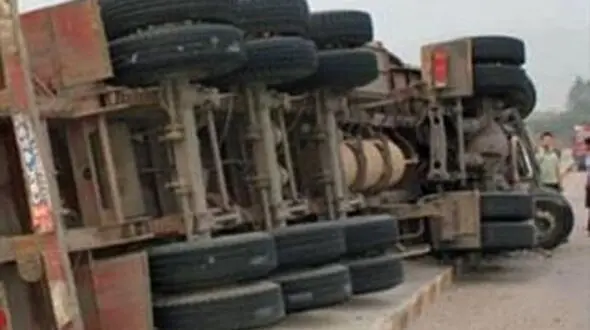 راننده تریلی در تصادف وحشتناک جان باخت