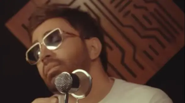 فیلم آوازخوانی باشکوه علی لهراستی با آهنگ آروم بگیر / من بی تو نصفه نیمم...