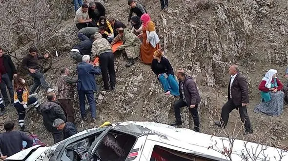 سقوط مرگبار مینی بوس دانش آموزان به دره / خواهر و برادر در دم جان باختند + عکس