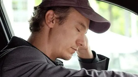 ببینید / لحظه هولناک تصادف یک تریلی به دلیل خوابیدن راننده از زاویه دوربین داخل کابین! + فیلم