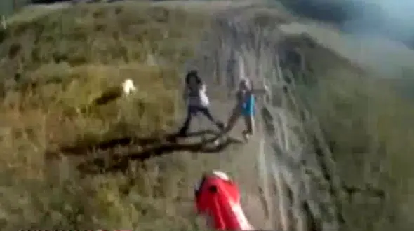 تصادف وحشتناک با یک دختر هنگام حرکات نمایشی با موتورسیکلت + فیلم